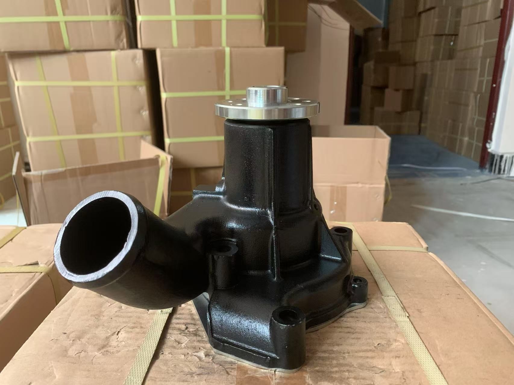6BD1 Isuzu Water Pump 4 Holes 1-13610-819-0 Hitachi Excavator EX200-1 EX200-5 EX200LC-5