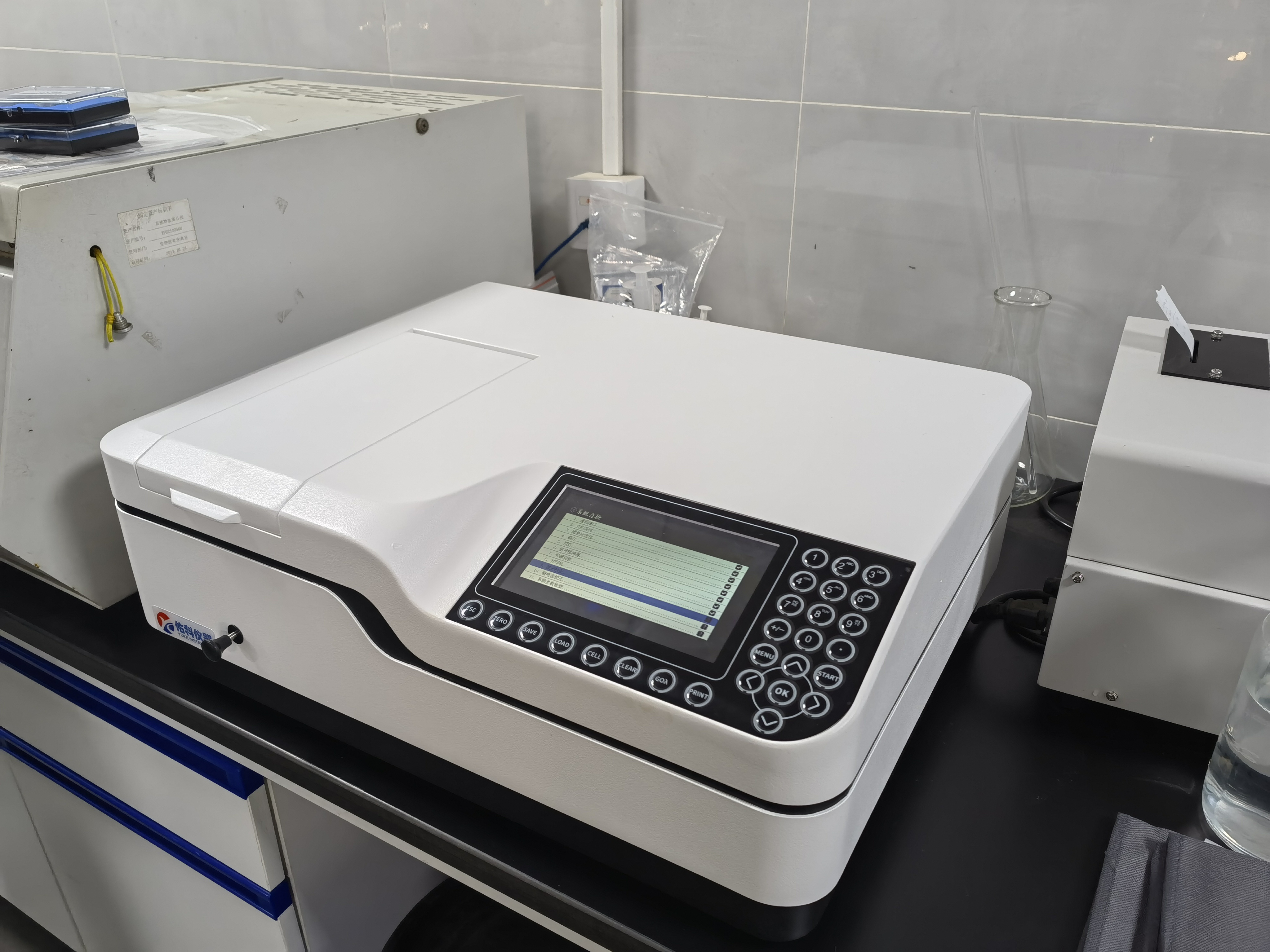 Ultraviolet-Visible Spectrometer Spectral Bandwidth 4nm 190-1100nm Nano Spectrophotometer