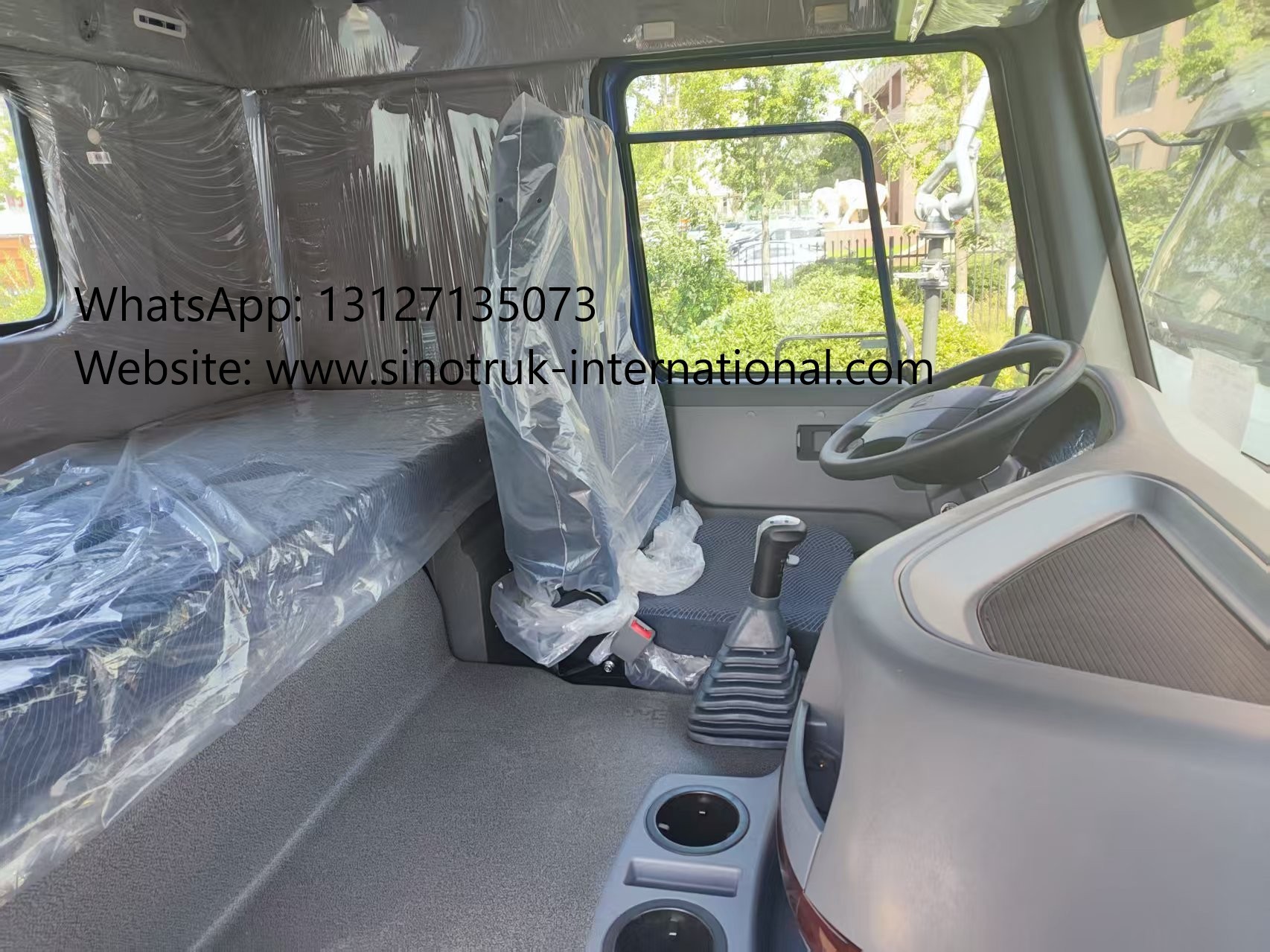 Heavy-Duty HOWO 8*4 400HP LHD Fuel Truck 40CBM Double Tank System For Long-Range Fuel Distribution