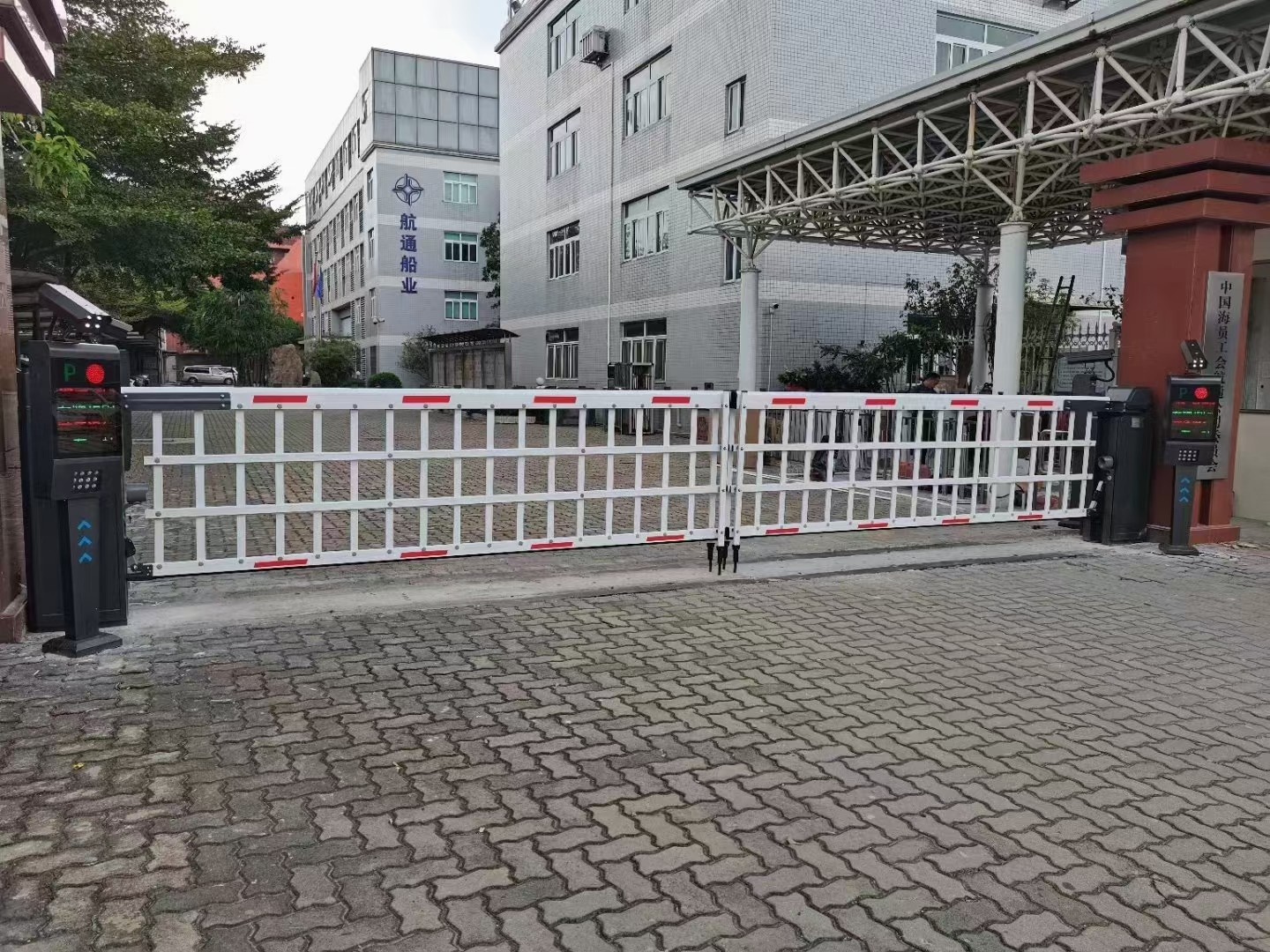 Outdoor Smart Fence Boom Width 380mm Parking Barrier Gate With Singer Bar