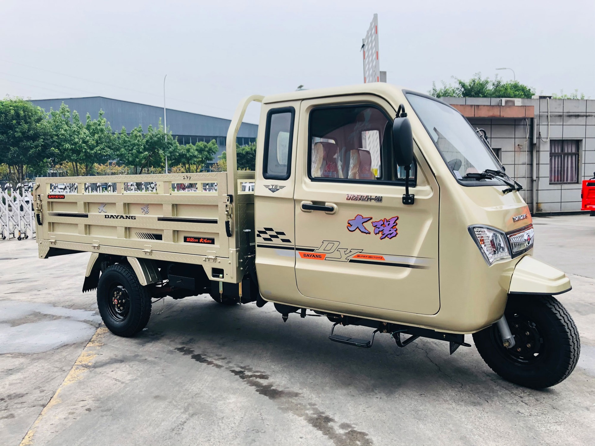 DAYANG Heavy Duty Three Wheel Cargo Tricycle with Drive Cabin and Large Displacement