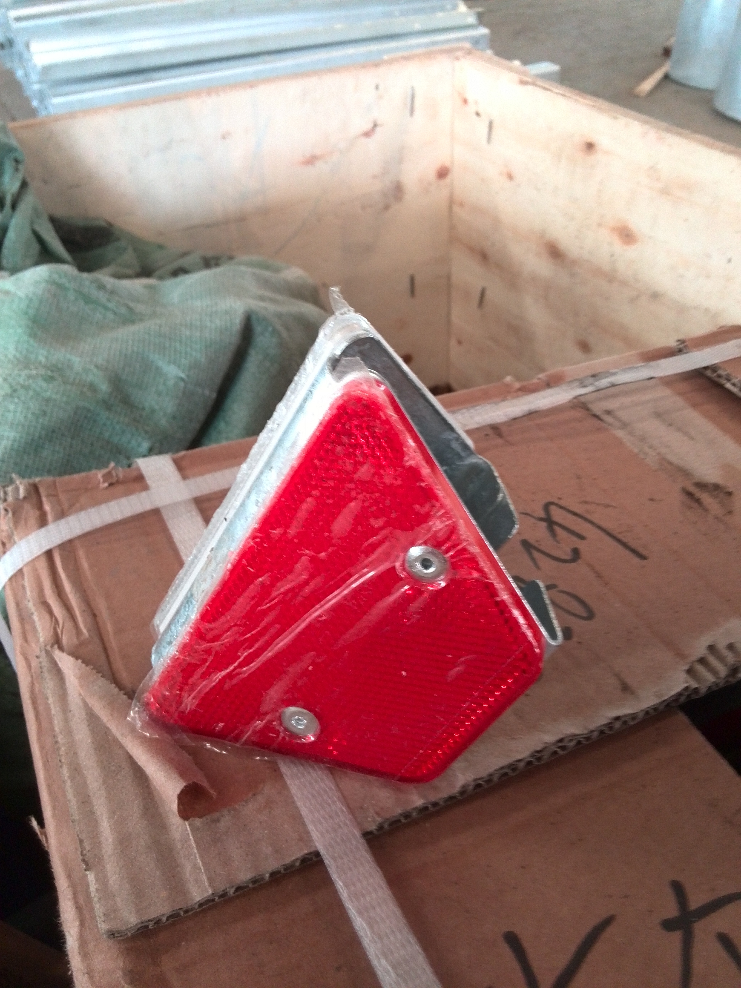 Highway Guardrail Plastic V Type Road Reflectors High Visible Road Stud Reflector