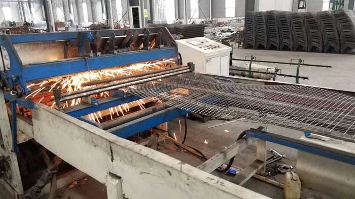 0.75kw Galvanized Wire Chicken Cages , Automatic Layer Poultry Farming Equipment