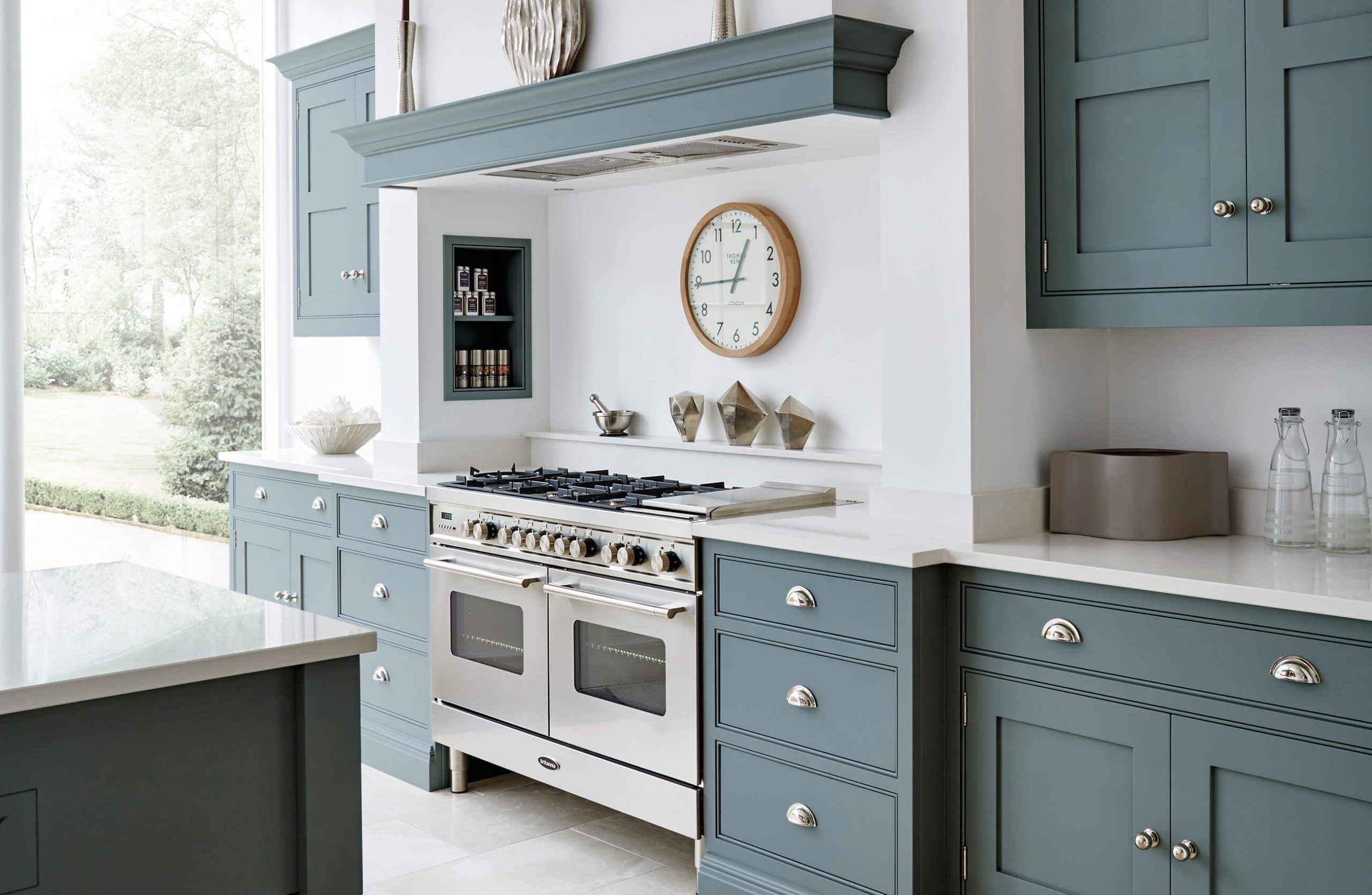 Complete Shaker Style Kitchen Cabinet in White with Modern Design and Plywood Carcase