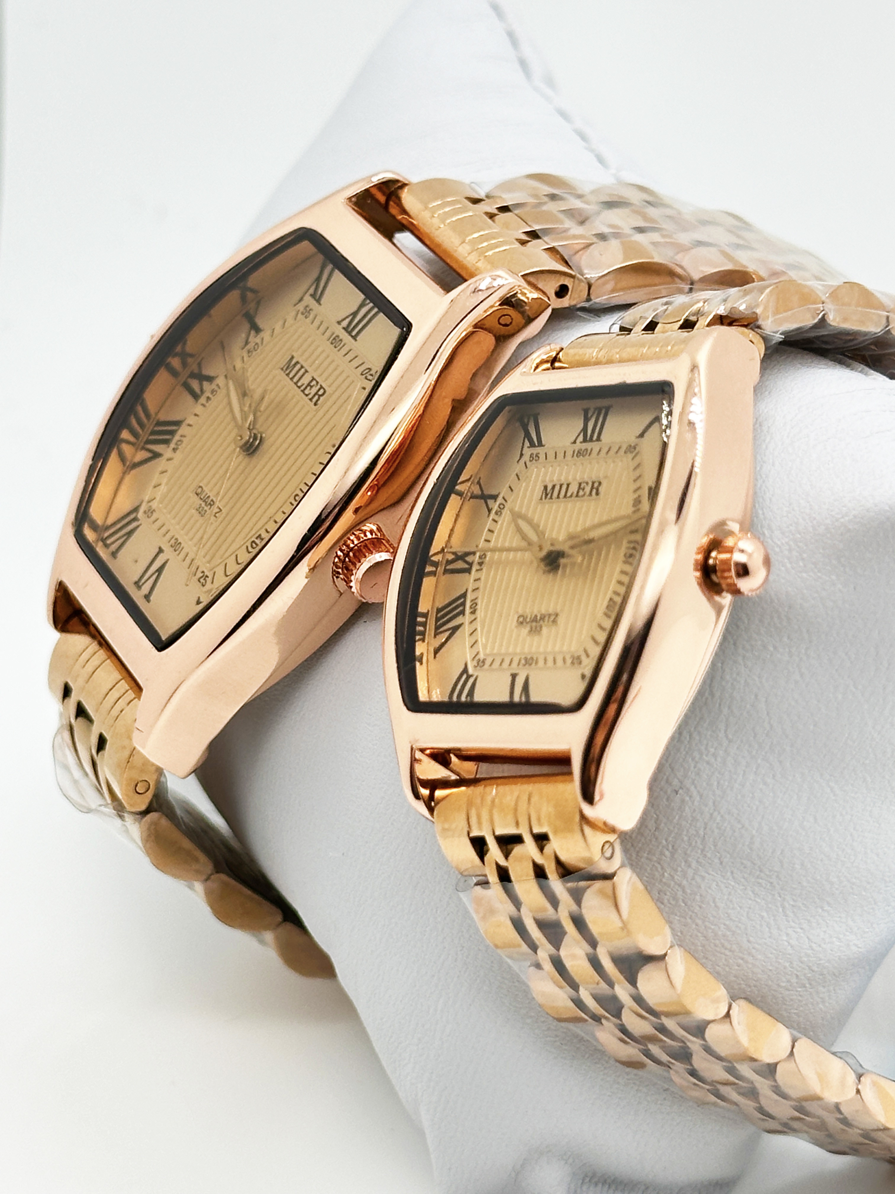 Elegant Analog Quartz Stylish Couple Watch With Stainless Steel Case And Buckle Strap