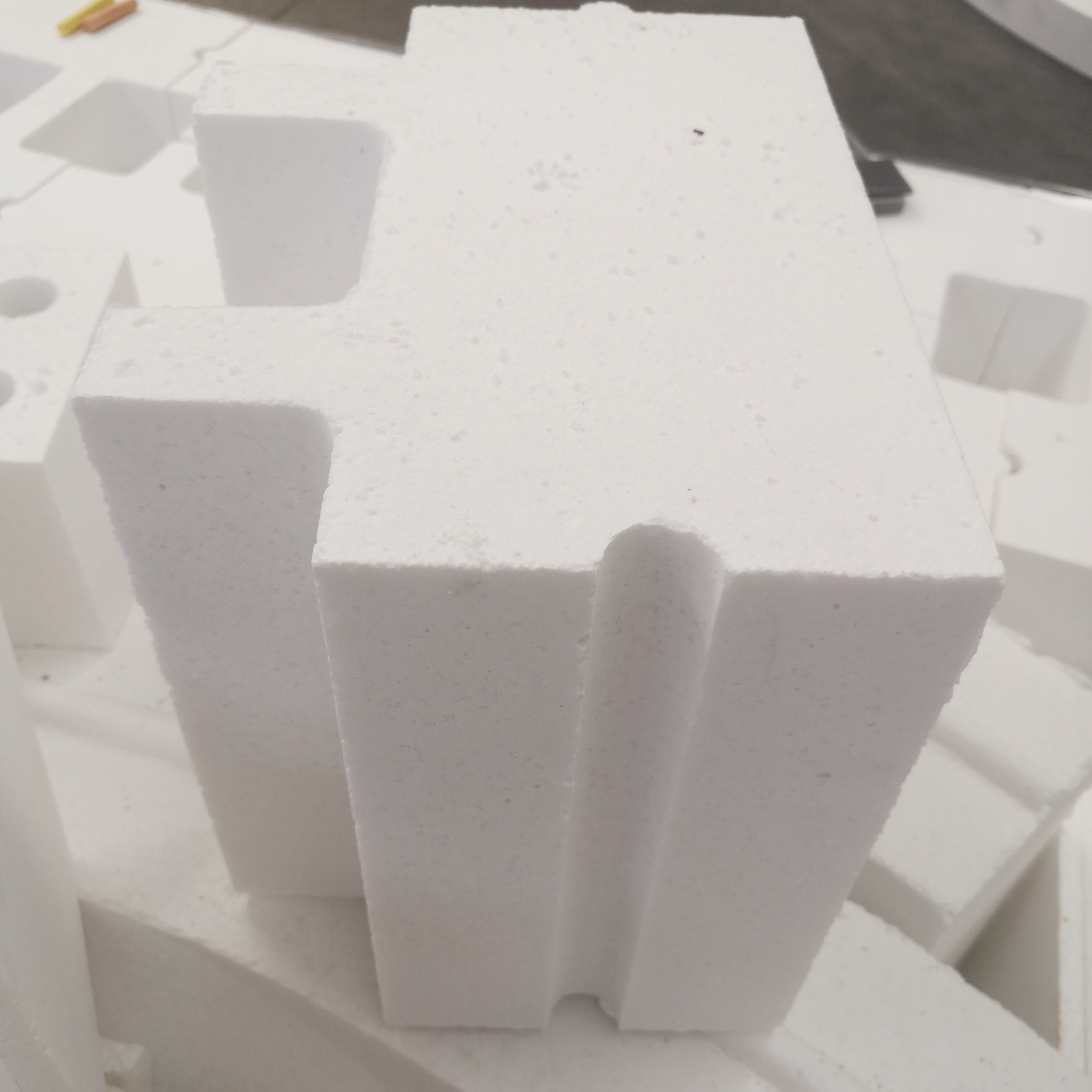 Low CrO Content Corundum Mullite Bricks with Good Volume Stability and High SiC Content
