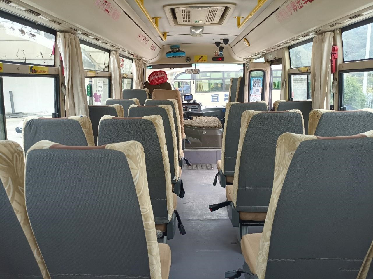Mini Tour Coach Used Yutong Bus ZK6729D 130hp Folding Door 28seater Left Steering