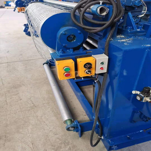  5kw Breeding GI Wire Net Making Machine Roll Mesh Synchronization Manufactures