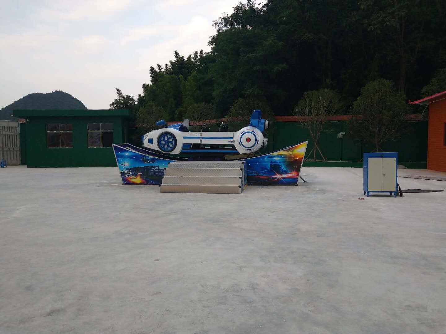 6 Arms Amusement Flying Car Self Controlled Aircraft Pattern 8m Operating Diameter