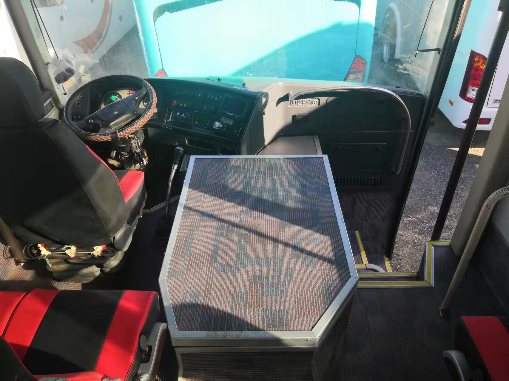 Used Tour Bus Front Engine Yutong 53-65seats Right hand drive Yuchai engine ZK6116D