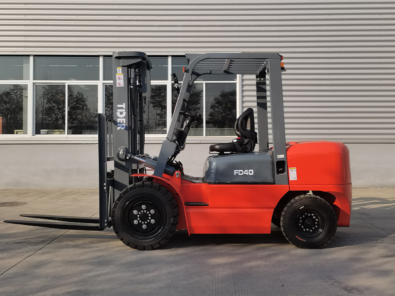 Rated Capacity 4000kg Diesel Forklift Truck 4T Sitting Driving Style Four Wheel