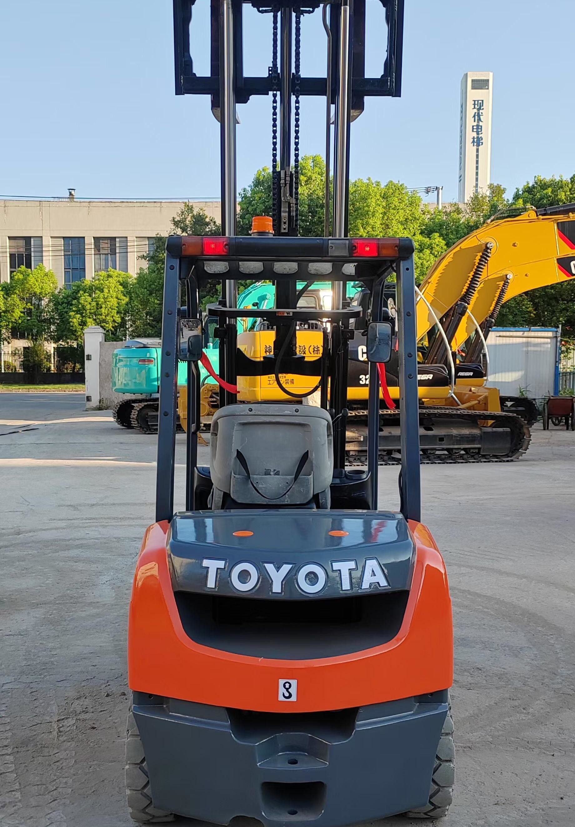 Original Toyota 8F 30 Diesel Forklift 3 Ton Secondhand With Side Shift And Container Mast