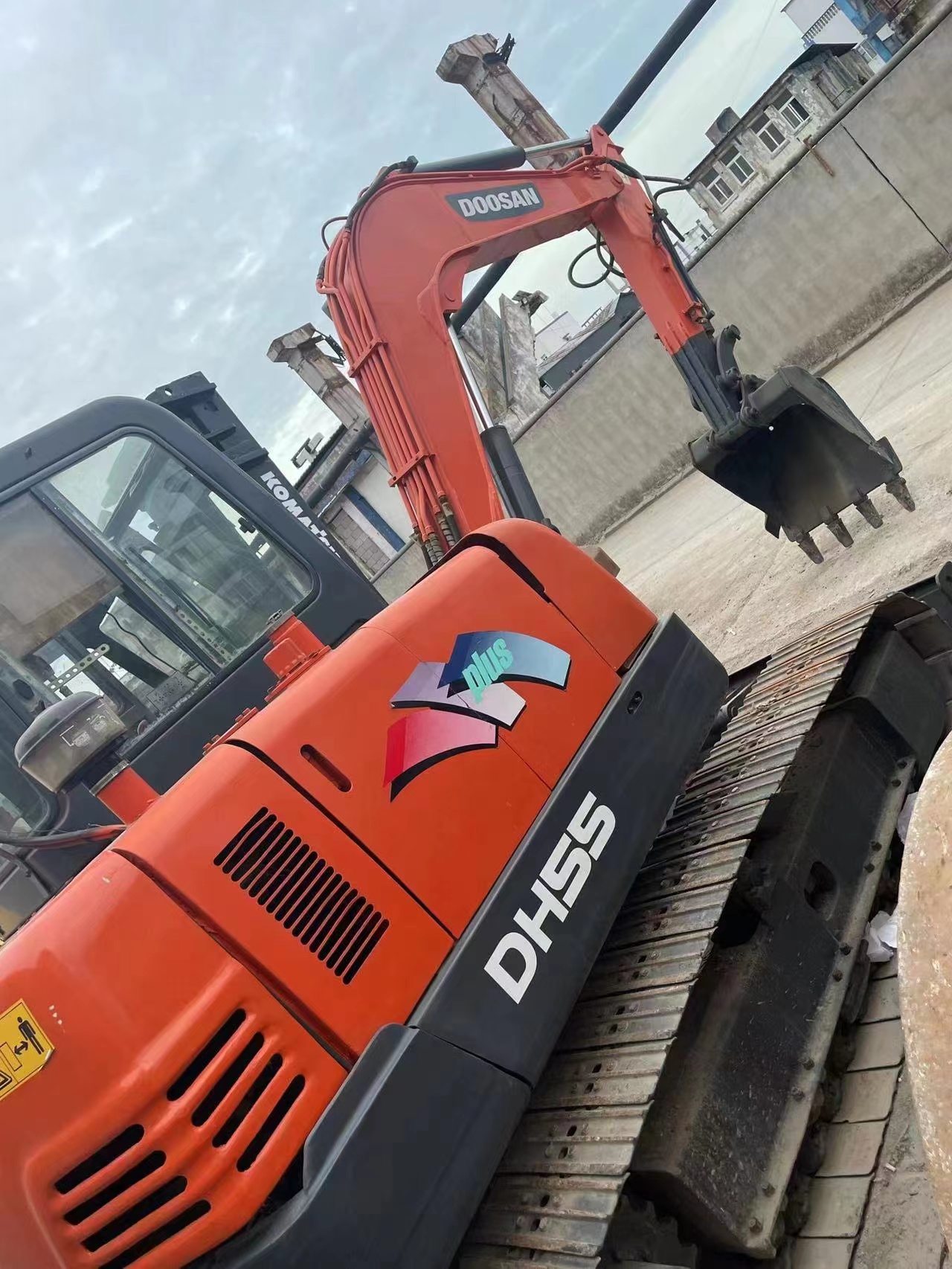 original second-hand Doushan DH55 excavator is in good condition strong and simple maintenance