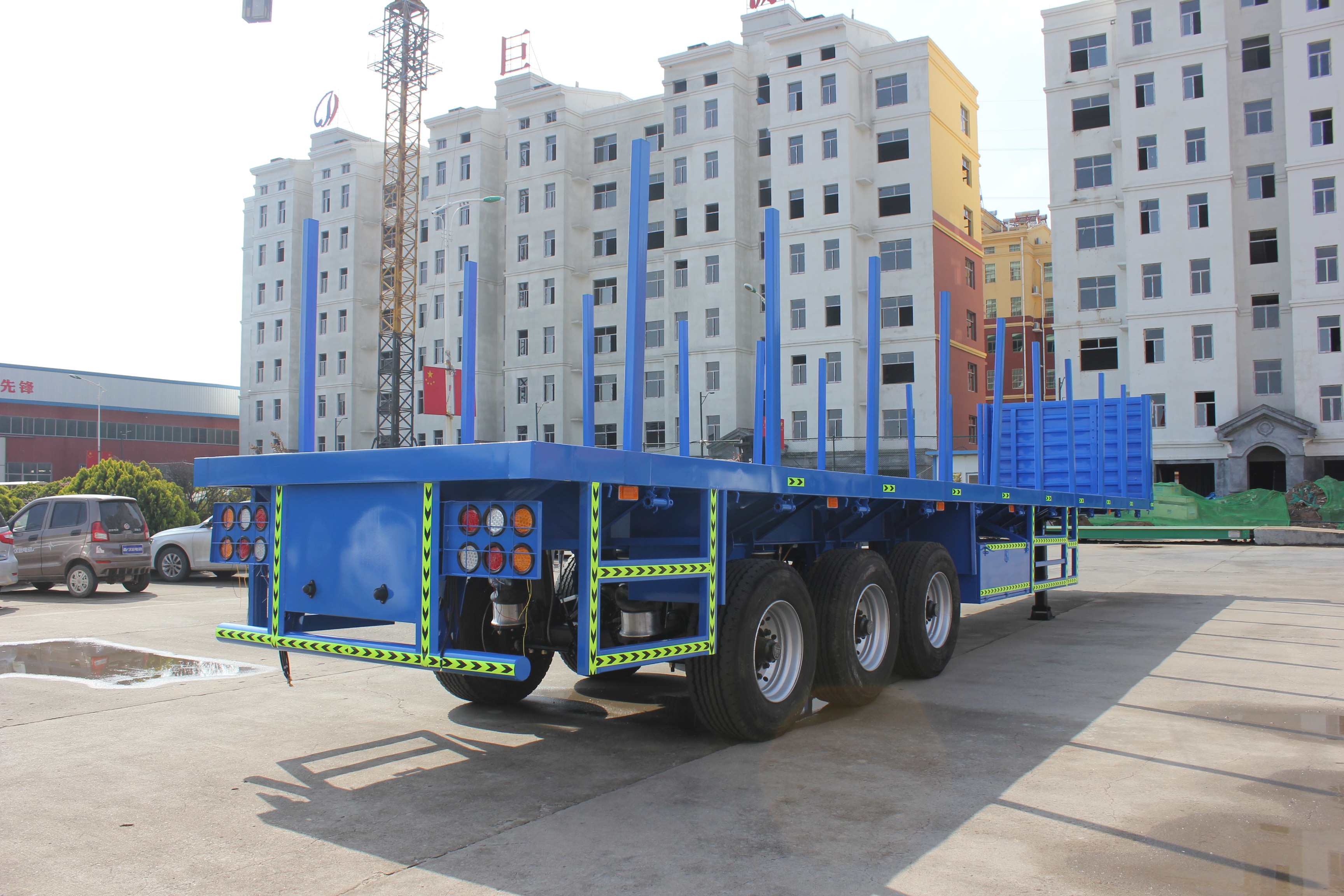 Japan Market Semi Truck Flatbed Trailer with 80T Max Payload and Hydraulic Ladder