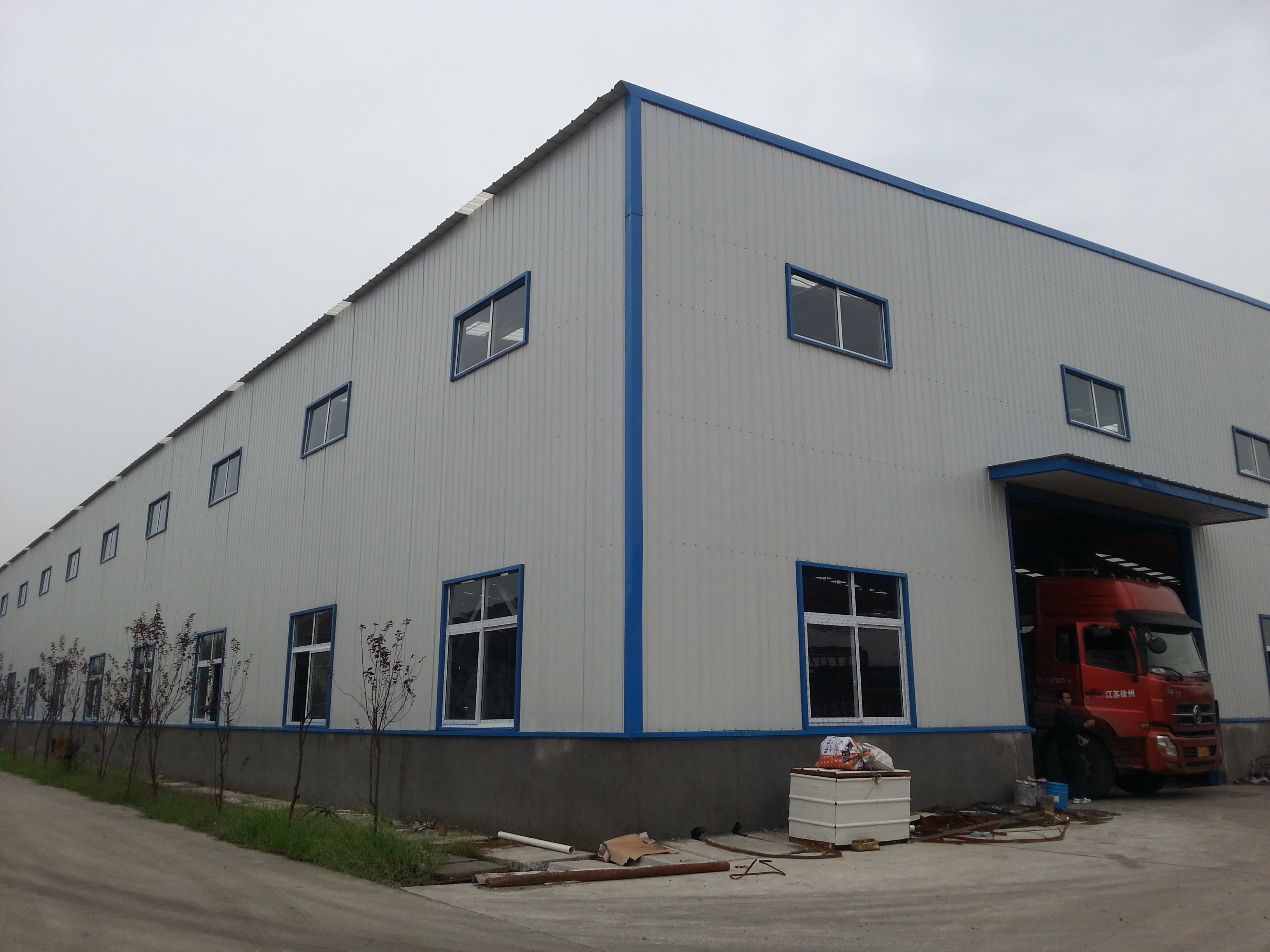 Q235 Prefab Metal Warehouse Roof Structure PU Steel H Beam White