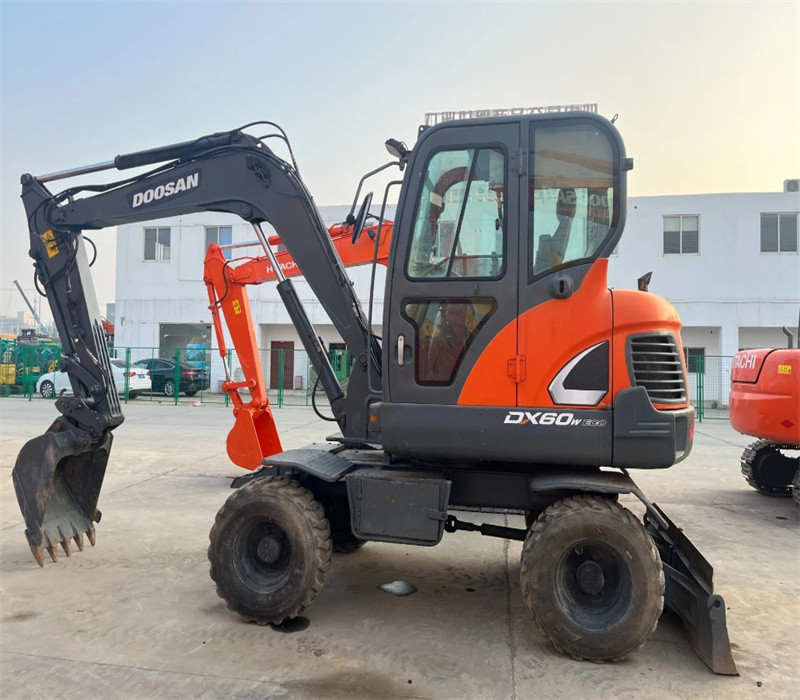 Max Dumping Height 4065mm Used Doosan Excavator with and Arm Length 2.9 Meters