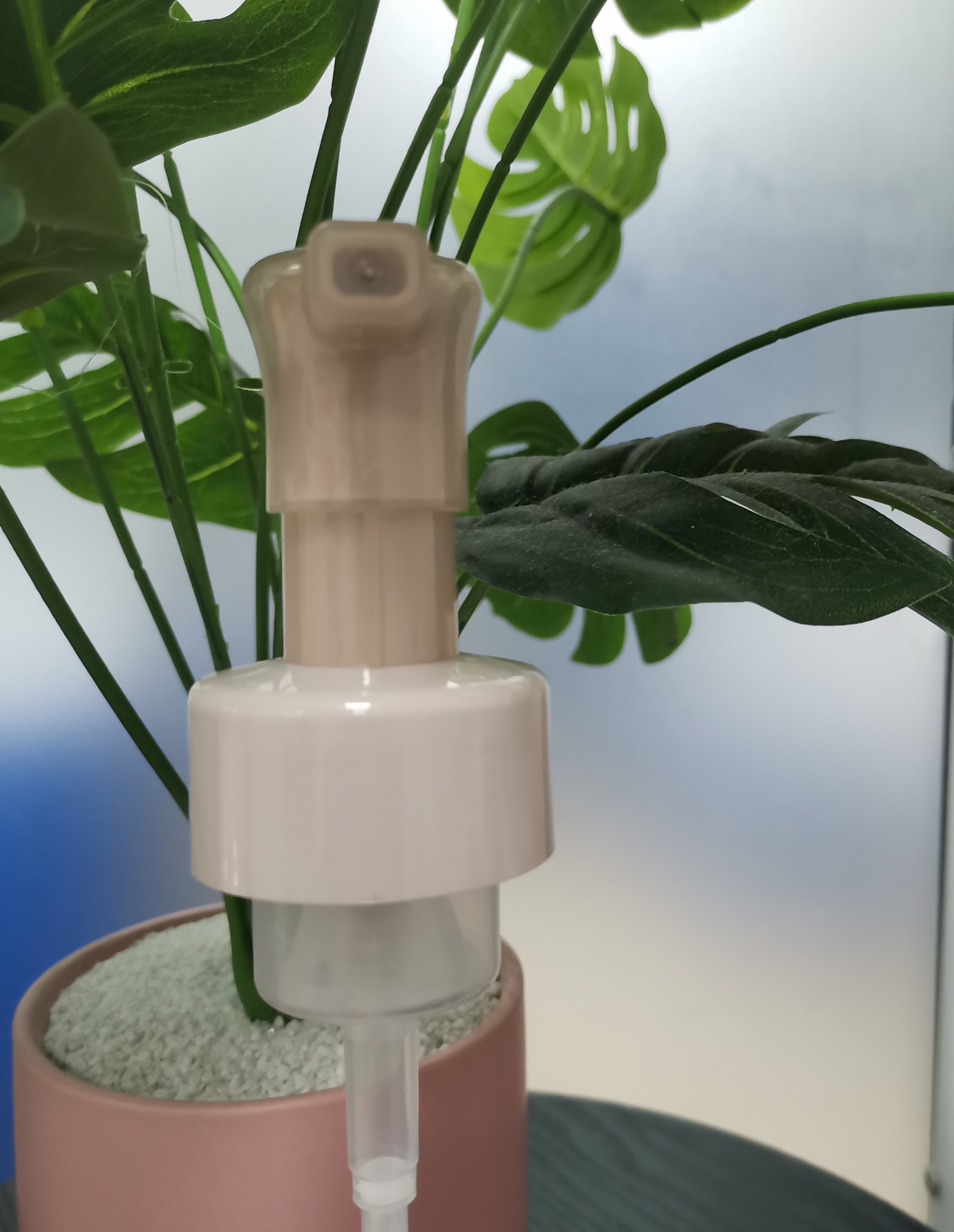 0.8-1.5CC Output Cosmetic Lotion Pump With Screw-on Closure