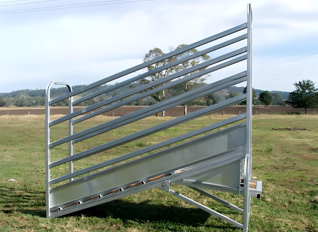 10' Height Adjustable Cattle Fence Panel Galvanized Cattle Loading Ramp With Sliding Gates