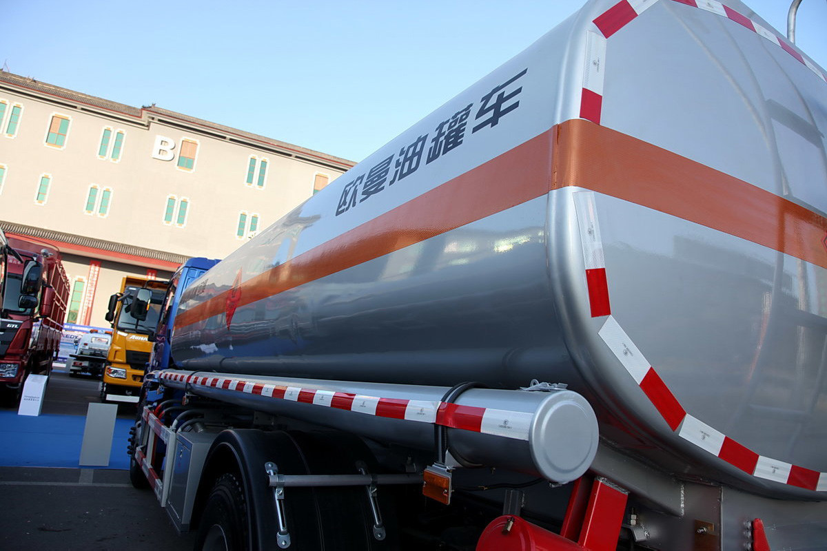 Foton Oil Tanker Truck Auman BJ5163 EXT 3 Series Diesel 210HP 4X2 8T Flat Top Single Row Seat