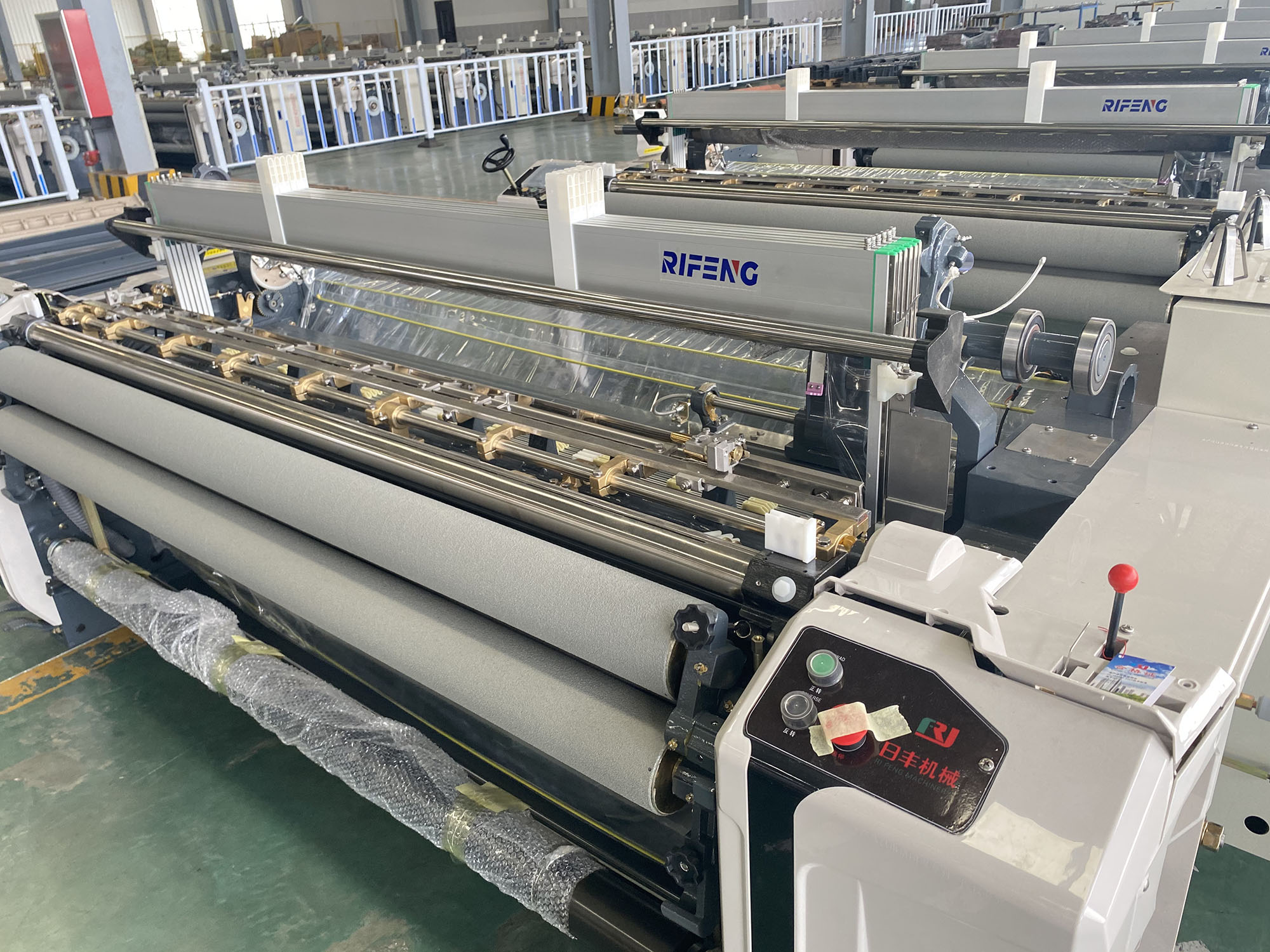 Single Pump Water Jet Weaving Loom with Double Nozzle