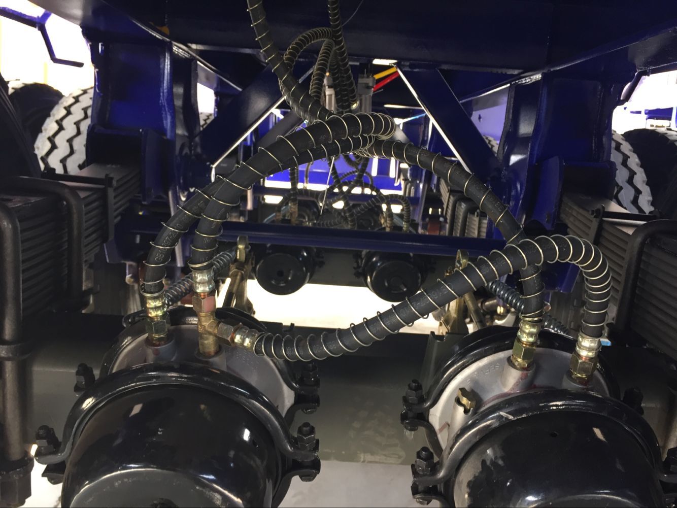 New 3 Axle Semi Truck Lowboy Trailer , 60 Ton Low Bed Trailer For Sale