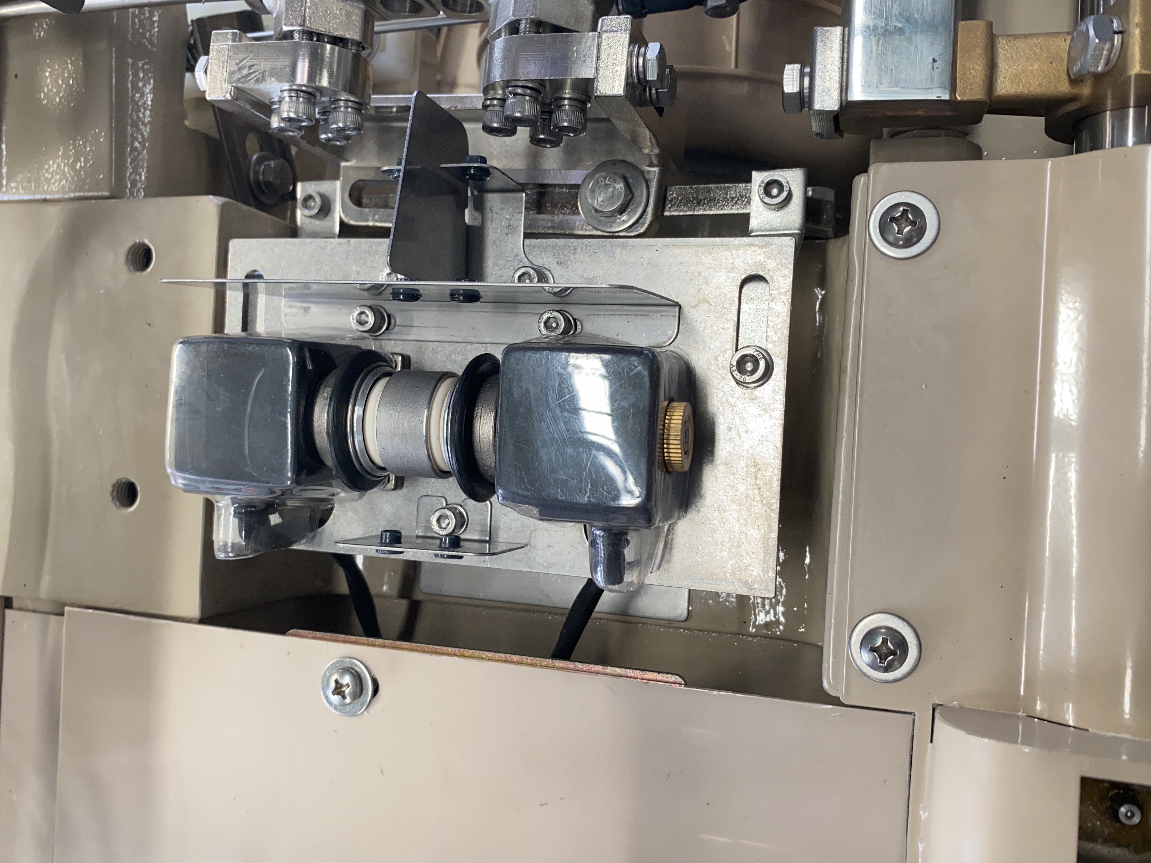 Single Pump Water Jet Weaving Loom with Double Nozzle