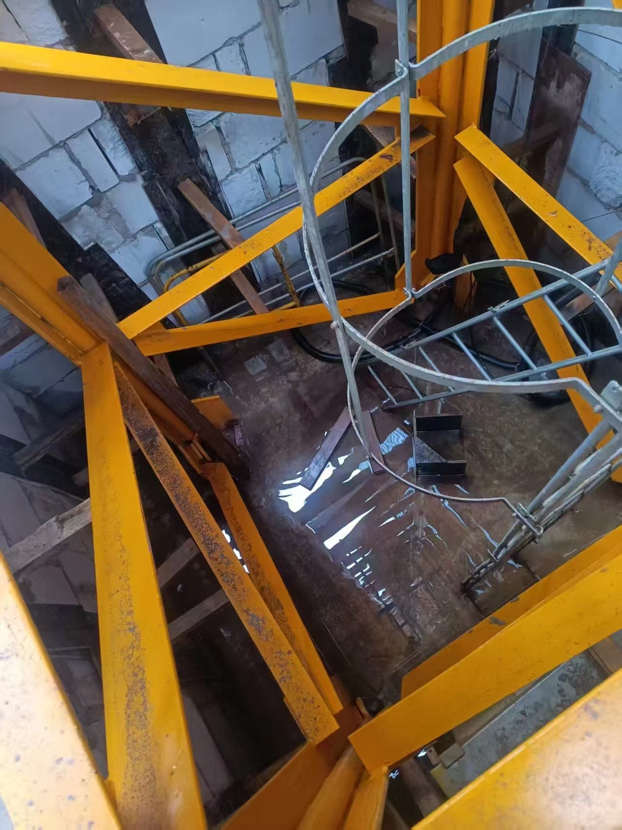 Potain tower crane (MC278), maximum lifting capacity 12 tons, strong steel
