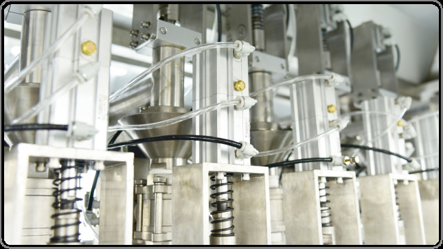 1-4L 21 Bpm Foaming Weighing Liquid Filling Machine Semi Automatic Bottle Filling Machine 2.0KW