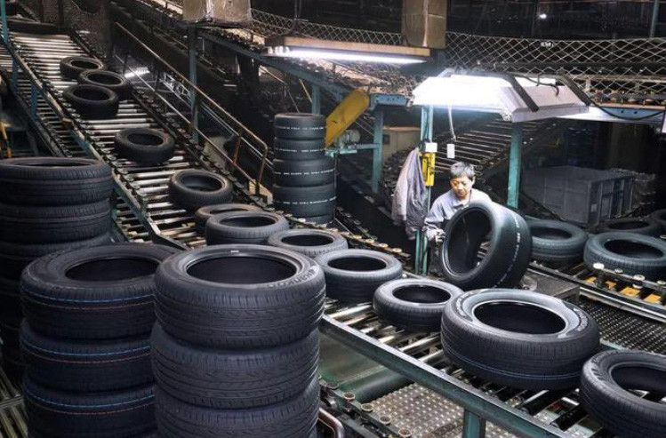 OTR Truck Scrap Tyre Recycling Plant Tire Crusher Rubber Powder Machine
