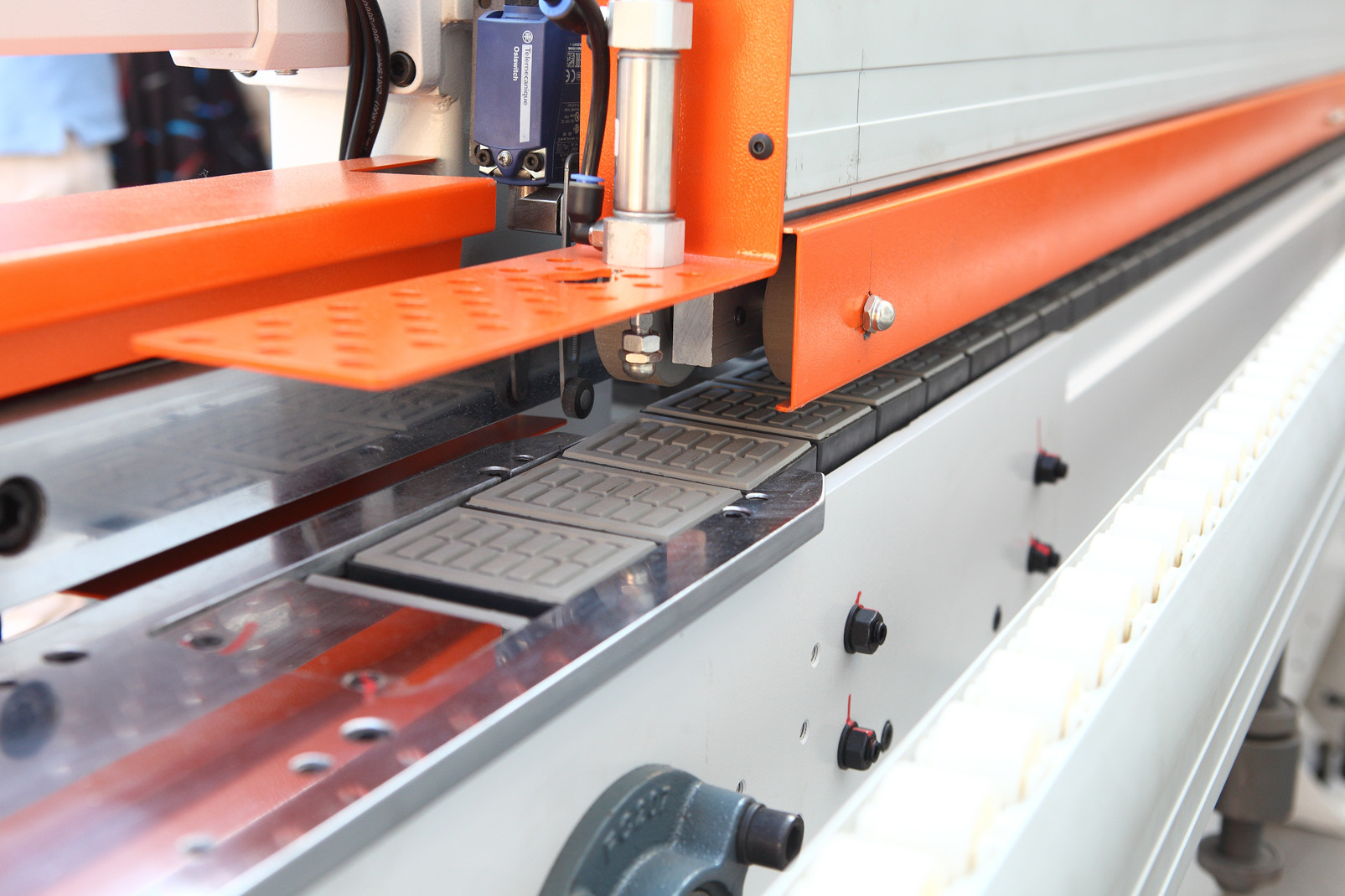 Automatic Linear Pvc Edge Banding Machine For Sale 0.4mm To 3mm Thickness