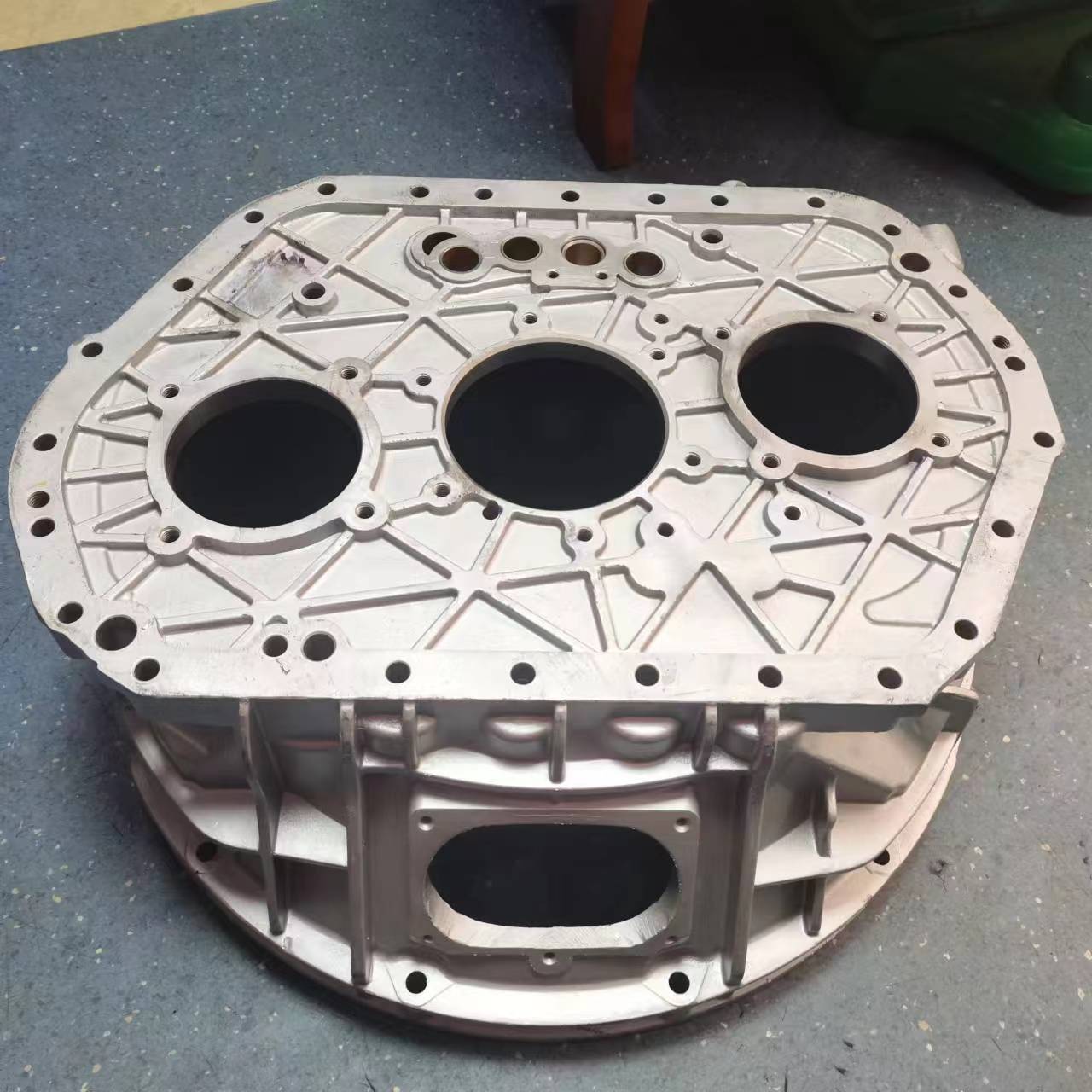 100% Tested SINOTRUK HOWO Truck Spare Parts Transmission Front Cover WG2220000001R-2R