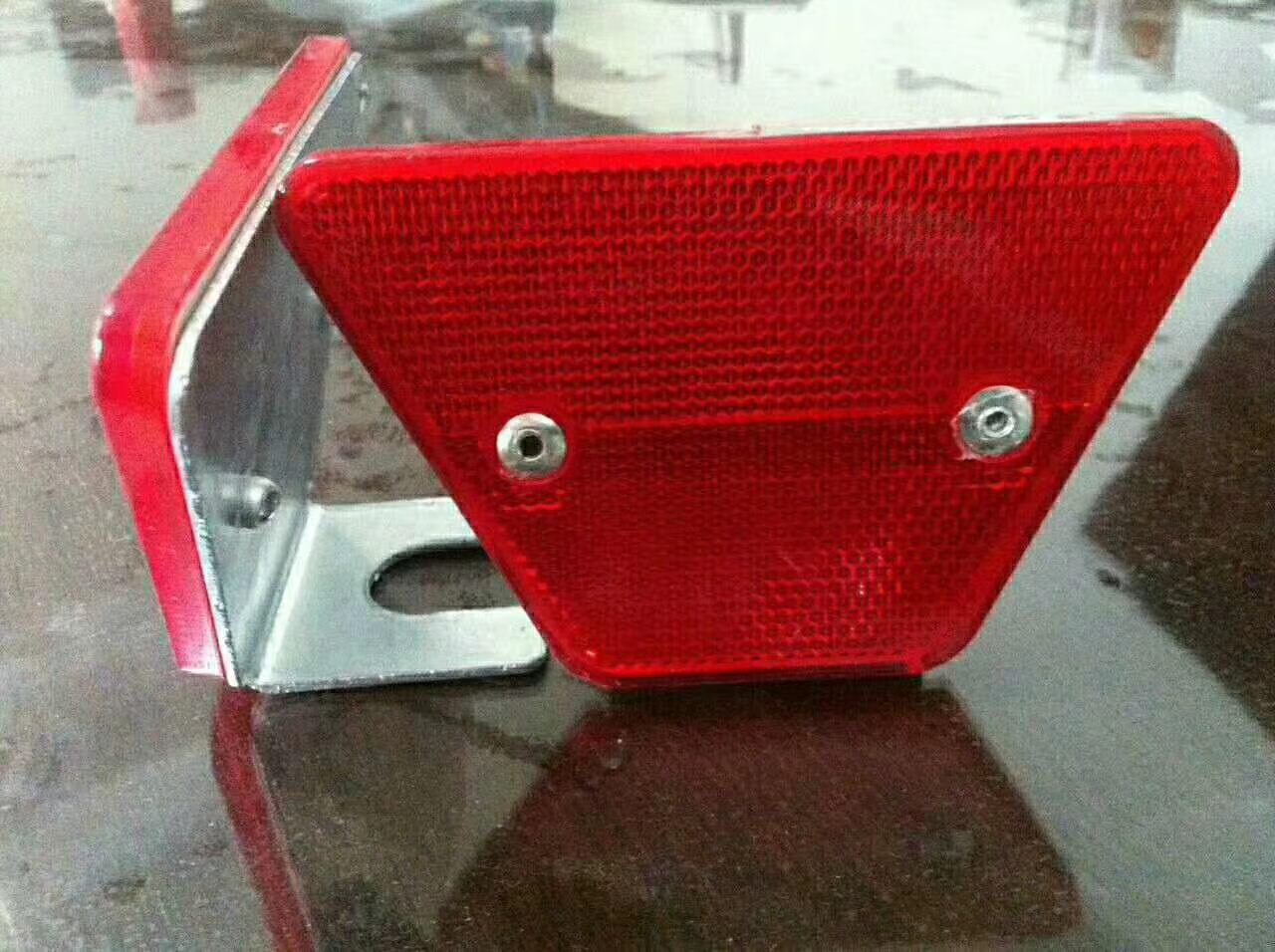 Highway Guardrail Plastic V Type Road Reflectors High Visible Road Stud Reflector