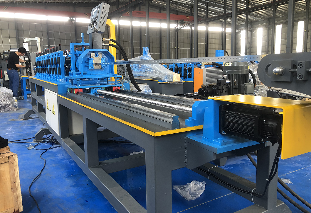 Slotted angle rolling forming machine