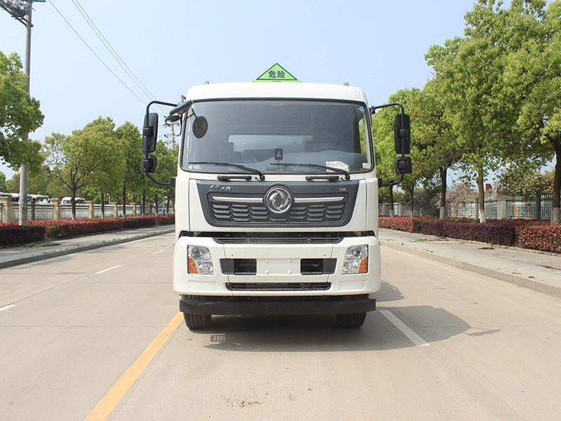 Dongfeng Tianjin Small Axle Flammable Liquid Tank Transporter 15 Tons