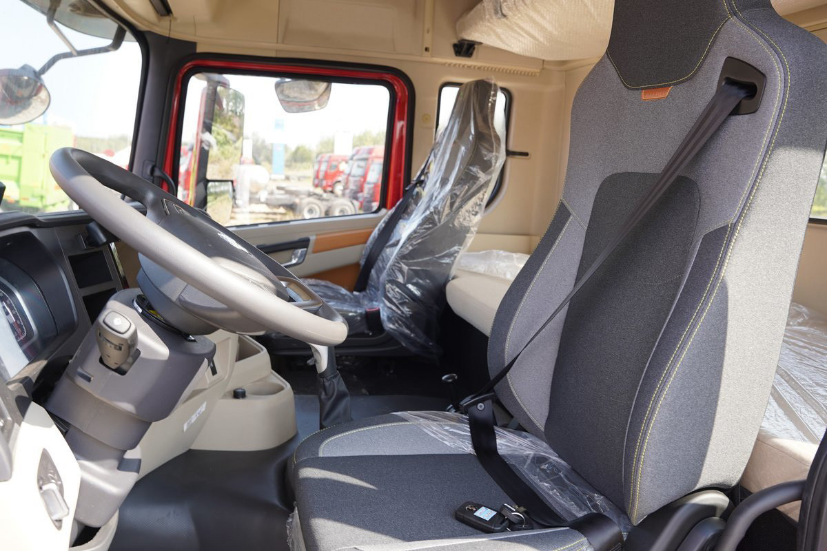Shacman Tractor Truck Euro 6 Rear Double Axle Rear Eight-Wheel 480HP 6X4 LNG Airbag Seat