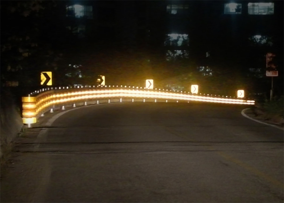 Visibility Yellow/Red Guardrail Barrier Panels Galvanized Steel Bolting Installation 76mm Post