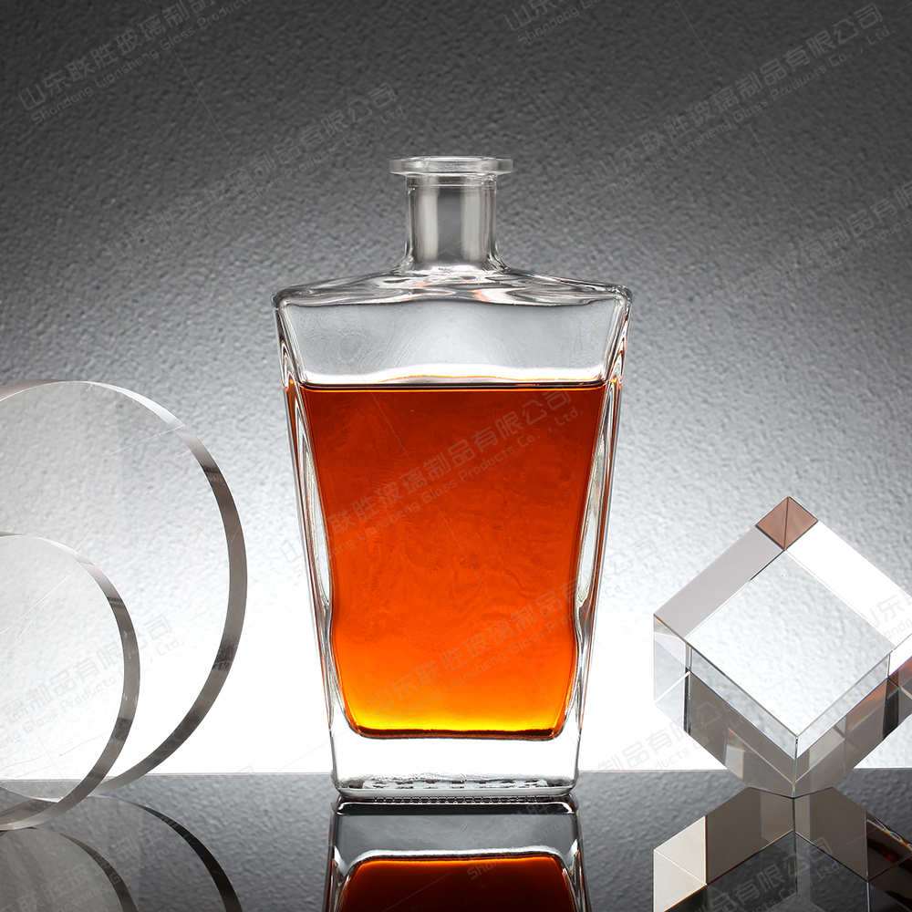 Hot Stamping Surface Handling Customized 500ml 750ml 700ml Glass Bottles for Beverage