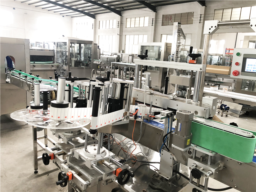 Hot Sale Automatic Square Bottle Labeling Machine L2000 * W700 * H1400mm Size