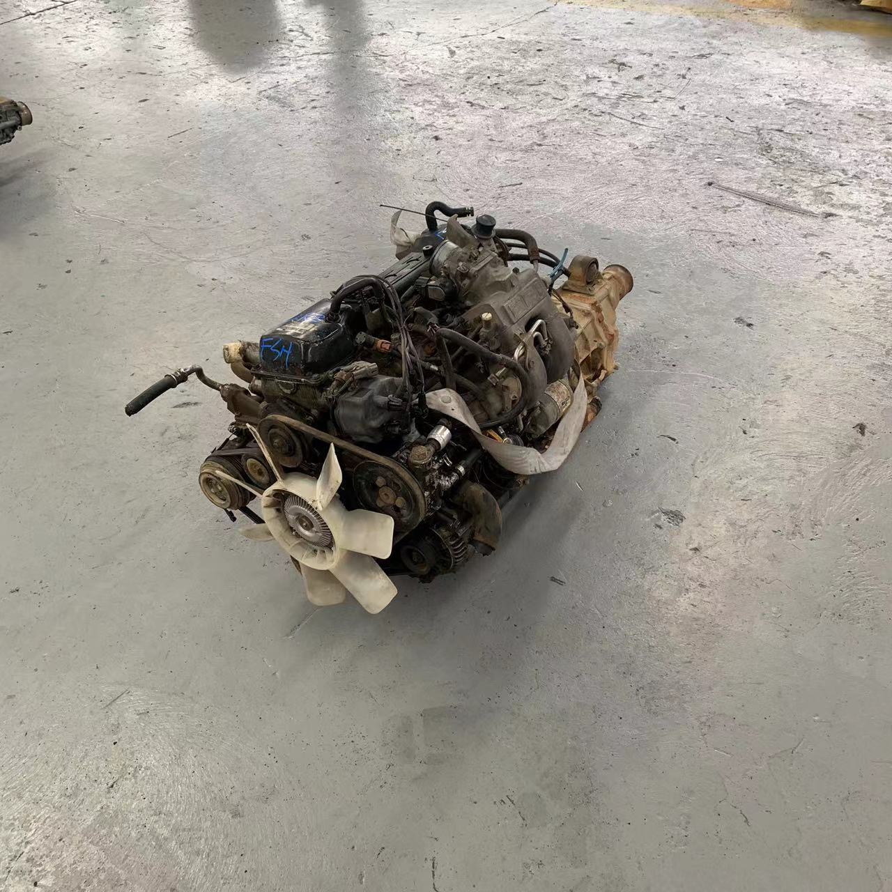 Car Engine Parts 2TR 2RZ Used Gasoline Engine for Toyota Hiace 1000 KP3 at Affordable