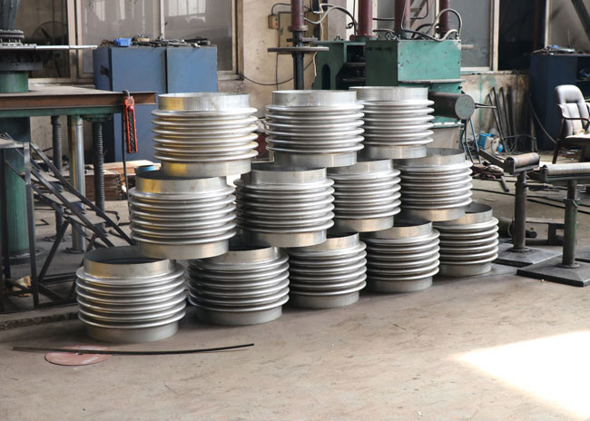 Satinless Steel Expansion Joint , Metal Expansion Bellow For Pipe Section
