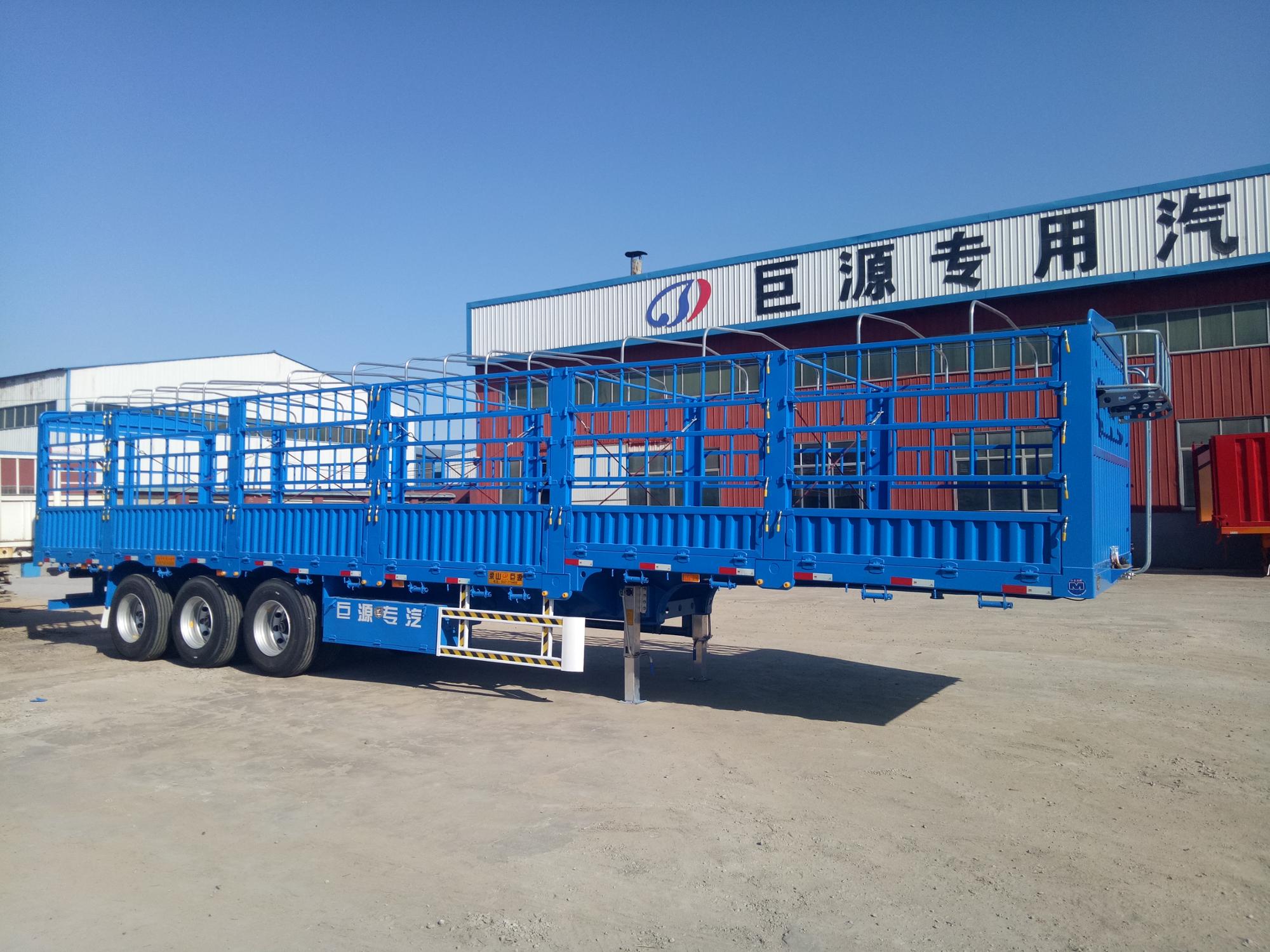 Logistics Fence Semi Trailer for Bulk Cargo and Livestock Transportation in Warehouse