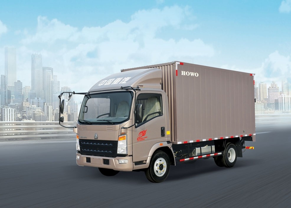 95 Km/H Max Speed Light Commercial Trucks 12 Tons Rated Load Strong Rear Axle Design