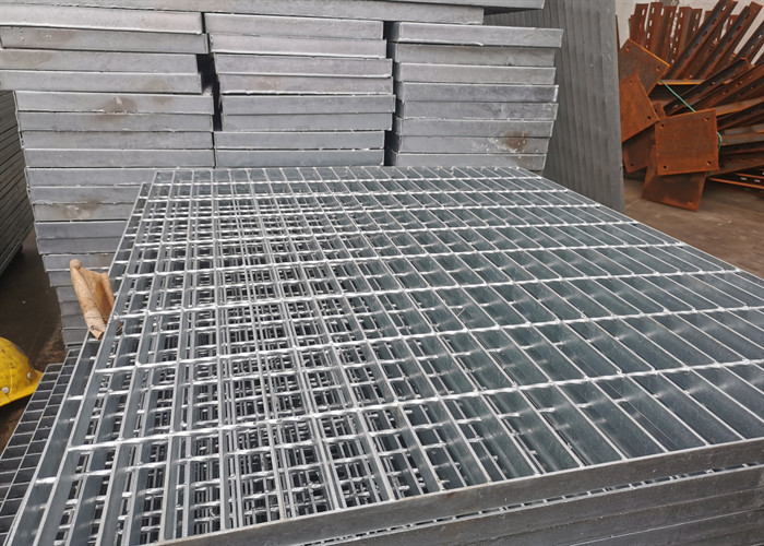 Welded Hot Dipped Stainless Bar Grating 600mm Width For Protecting