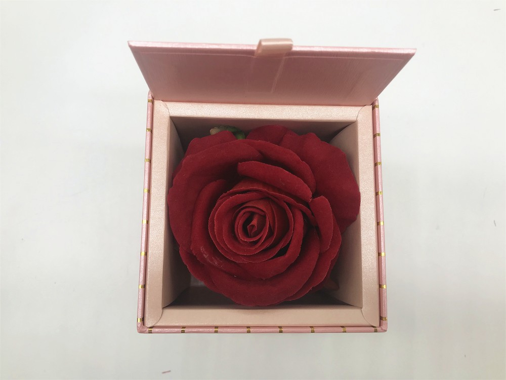 Varnishing Ready To Ship Black White Pink Red Stripe Square Small Rose Cardboard Paper Packaging Single Flower Rosen Box