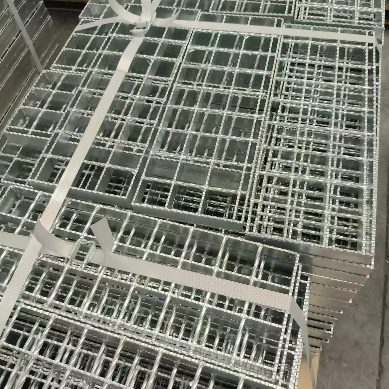 YB/T4001-2007 Standard Serrated Steel Grating 2-5mm Draining And Ventilating
