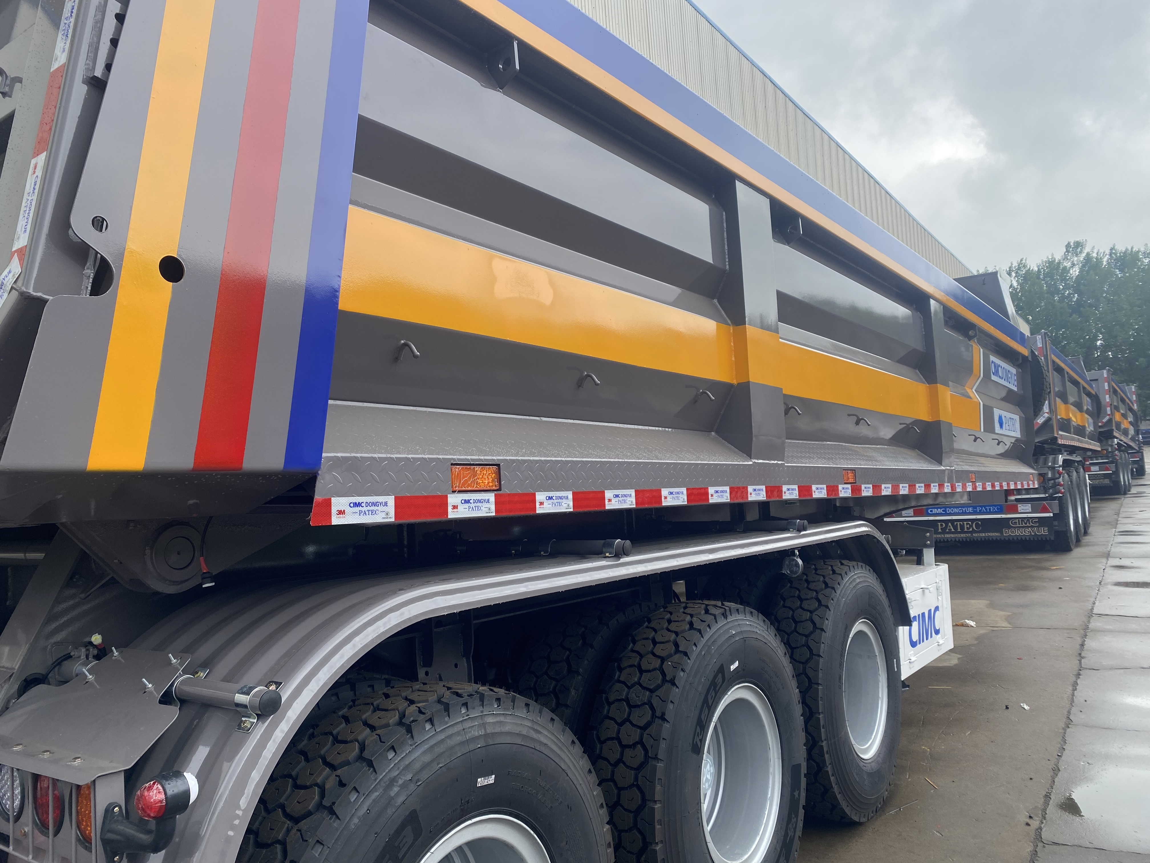 According to the requirements of custom-made earth and sand building materials such as high-strength reverse semi-trailer