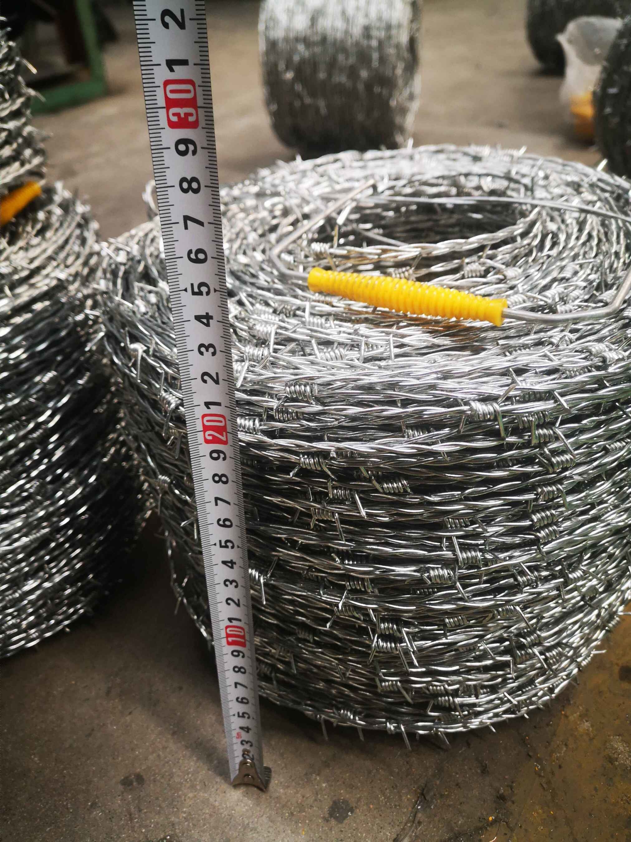 Anti Corrosion hot dipped galvanized 45cm 16.5 Ga Barbed Wire