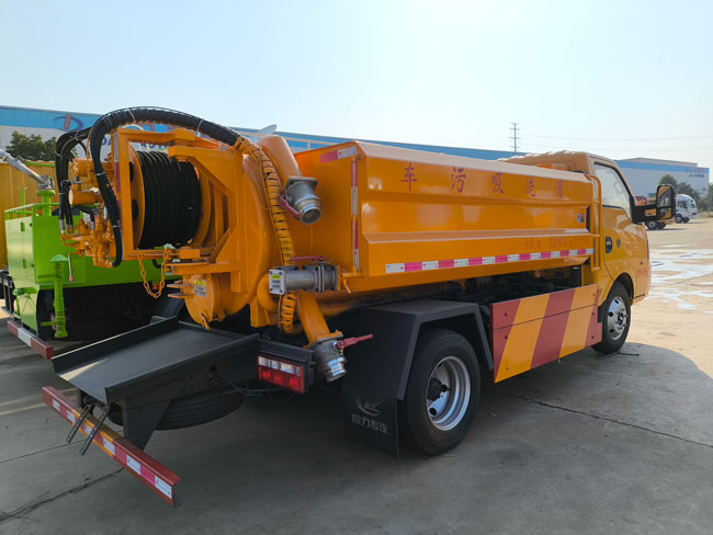 Cheapest Price 4*2 Mini 3000 Liters 5000 Litets Vacuum Truck Sewage Suction With Small Flowrate Pump