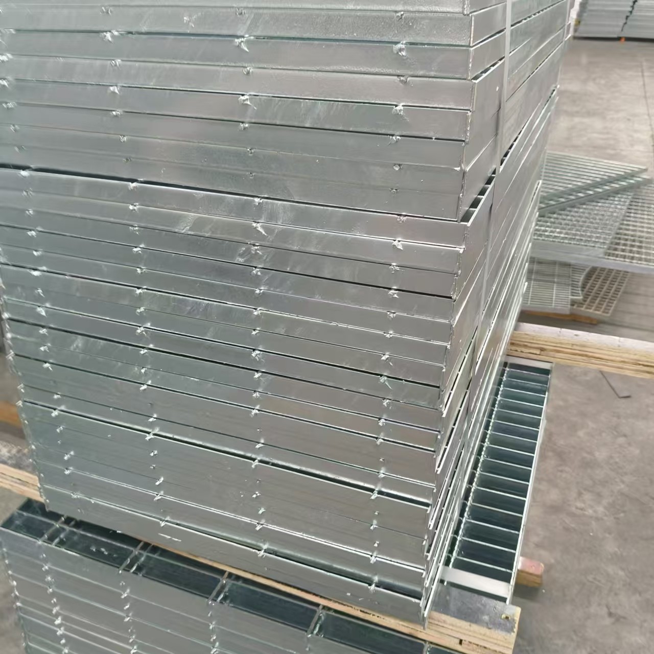 Industrial-Grade Steel Gratings: Strong, Reliable, and Customizable for Your Needs