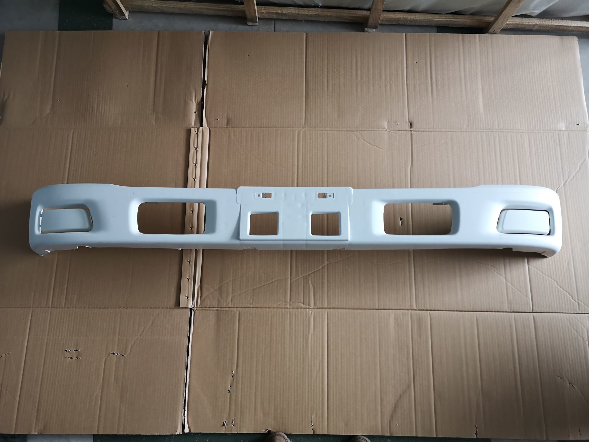Polypropylene NLR NMR Front Bumper 8974068204 White Color Without Fog Lamp Dismountable Cover